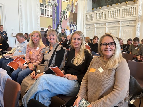 En gruppe af medarbejdere og ledelse har været en tur på Christiansborg til høring om frisættelse.